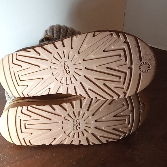 UGG Boots Size 8, Cambridge Chestnut - Picture 6 of 6